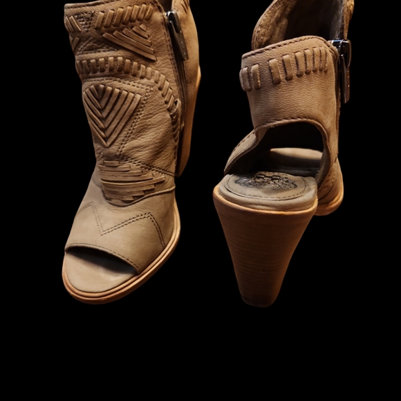 Vince Camuto Karinta Block 4" Booties - Picture 4 of 10